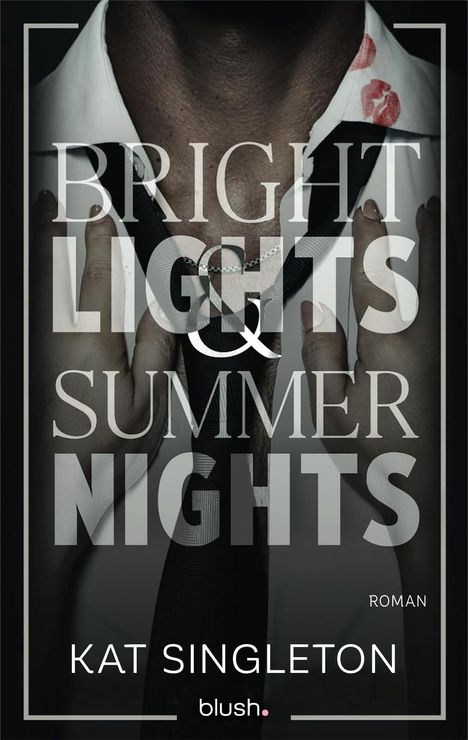 „Bright Lights & Summer Nights“, darunter „KAT SINGLETON“ und „blush.“. Nahaufnahme eines Hemdes mit Lippenstiftspuren.