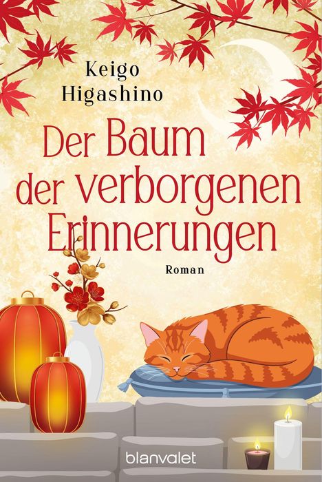 "Der Baum der verborgenen Erinnerungen" von Keigo Higashino. Eine Illustration von roten Ahornblättern, einer schlafenden Katze und Laternen.