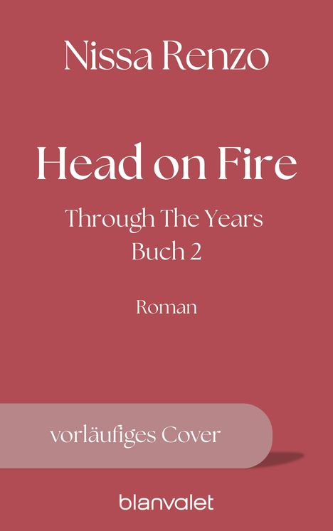Text: "Nissa Renzo", "Head on Fire", "Through The Years Buch 2", "Roman", "vorläufiges Cover", "blanvalet". Roter Hintergrund.