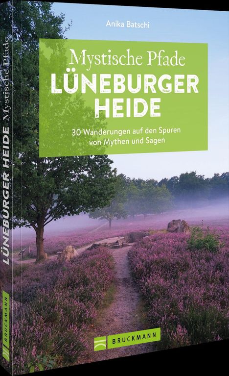 Text: „Mystische Pfade Lüneburger Heide“ und „30 Wanderungen auf den Spuren von Mythen und Sagen“. Bild: Heide mit Bäumen.