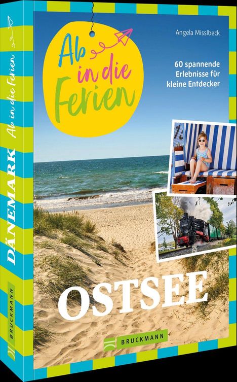 "Ab in die Ferien", "Ostsee". Foto von Strand mit Dünen, ein Kind im Strandkorb und ein alter Zug.