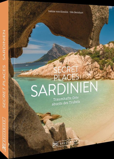 "SECRET PLACES SARDINIEN: Traumhafte Orte abseits des Trubels." Foto von felsiger Küste mit türkisblauem Meer.