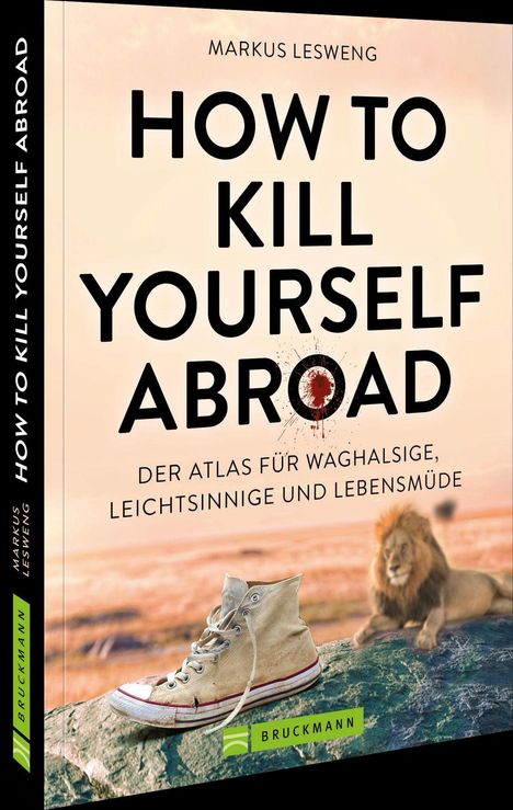 Cover eines Buches: „How to Kill Yourself Abroad“. Ein Löwe liegt im Hintergrund neben einem abgetragenen Schuh.