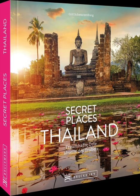 SECRET PLACES THAILAND. Traumhafte Orte abseits des Trubels. Großes Buddha-Abbild in antiker Tempelanlage, Palmen.