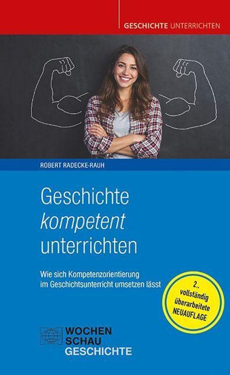 "Geschichte kompetent unterrichten" steht groß auf blauem Hintergrund. Eine Frau posiert selbstbewusst vor gezeichneter Muskelkulisse.