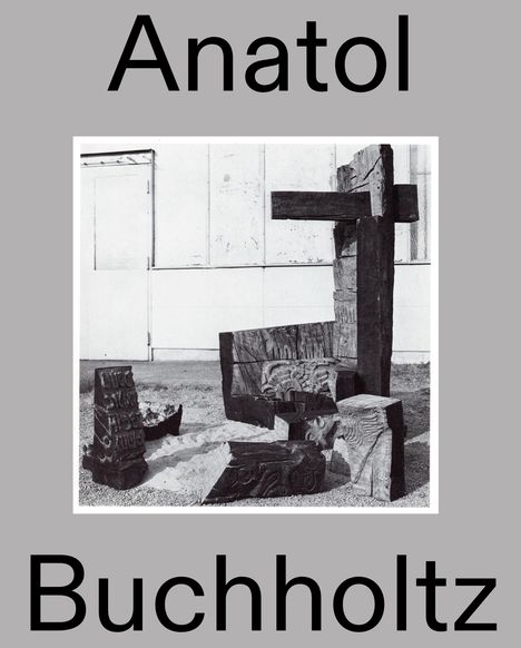 Text: „Anatol Buchholtz“. Schwarz-weiße Skulpturen aus Holz mit abstrakten Mustern vor einer Wand.