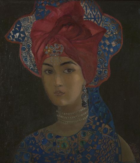 Ein Gemälde zeigt eine Frau mit einem roten Turban, reich verziert mit Mustern und Schmuck, vor einem dunklen Hintergrund.