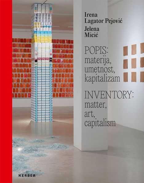 Der Text beschreibt Kunst: "POPIS: materija, umetnost, kapitalizam" und "INVENTORY: matter, art, capitalism". Raum mit bunten Schachteln.