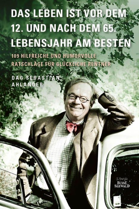 Text: "DAS LEBEN IST VOR DEM 12. UND NACH DEM 65. LEBENSJAHR AM BESTEN", darunter lächelnder Mann, lehnt an Auto.