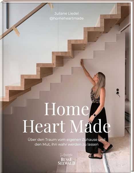 Juliane Liedel, @homeheartmade. Home Heart Made. Frau steht vor einer modernen Treppe, schaut nach oben.