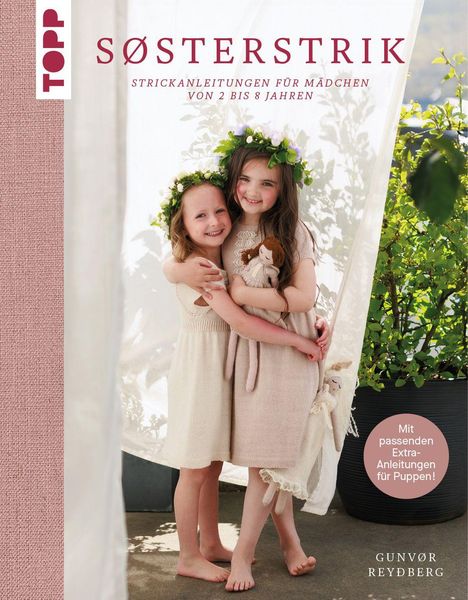 "SØSTERSTRIK: Strickanleitungen für Mädchen von 2 bis 8 Jahren. Mit Extra-Anleitungen für Puppen. Zwei Mädchen umarmen sich."