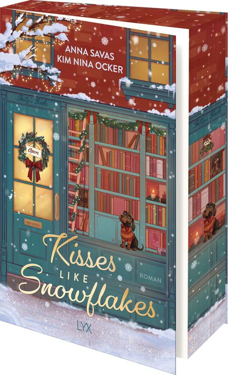 Auf der Fassade steht: "Anna Savas, Kim Nina Ocker". Darunter die Worte: "Kisses like Snowflakes". Davor ein Buchladen mit Dekoration.