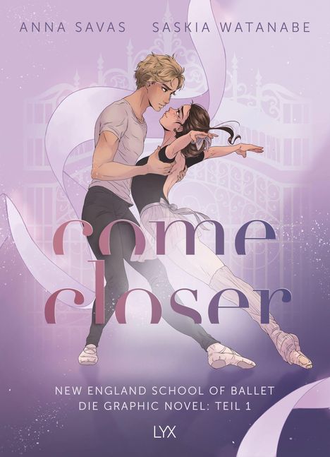 „come closer“, Balletttänzer in Pose, romantische Atmosphäre, heller Hintergrund, verschnörkeltes Tor im Hintergrund.