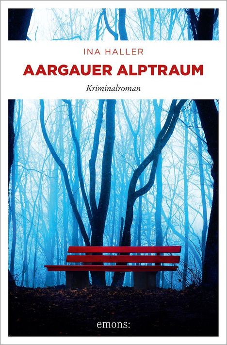 "Aargauer Alptraum", Kriminalroman von Ina Haller. Eine rote Bank steht in einem dichten, nebligen Wald.