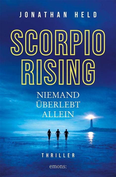 "SCORPIO RISING, Niemand überlebt allein" steht prominent. Drei Personen laufen am Strand, ein Leuchtturm im Hintergrund.