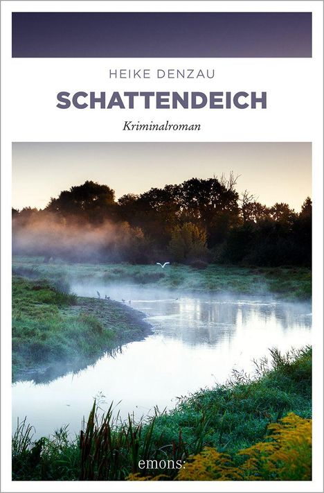 "Heike Denzau, Schattendeich, Kriminalroman." Nebel über Fluss in grüner Landschaft bei Sonnenuntergang, dichter Wald im Hintergrund.