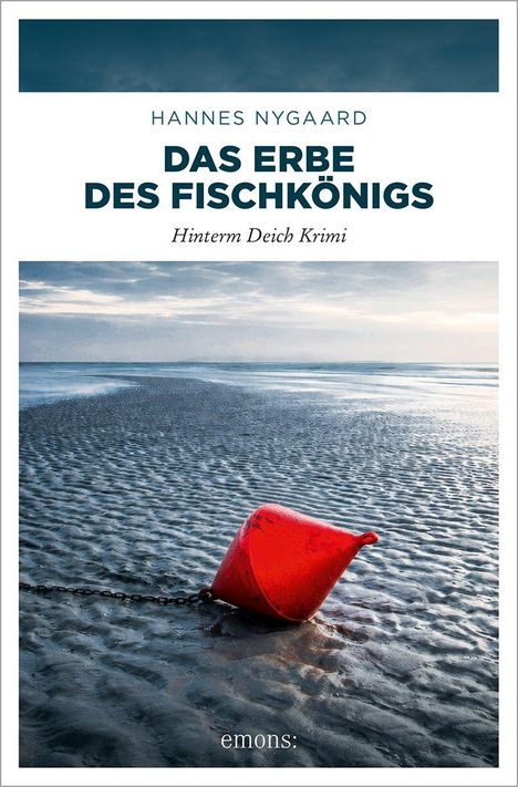 „Hannes Nygaard, Das Erbe des Fischkönigs, Hinterm Deich Krimi.“ Eine rote Boje liegt auf nassem Sand vor blauem Meer.