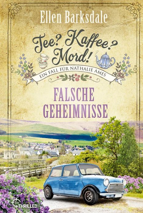 "Tee? Kaffee? Mord! Ein Fall für Nathalie Ames. Falsche Geheimnisse." Ein blaues Auto vor einer ländlichen Kulisse.