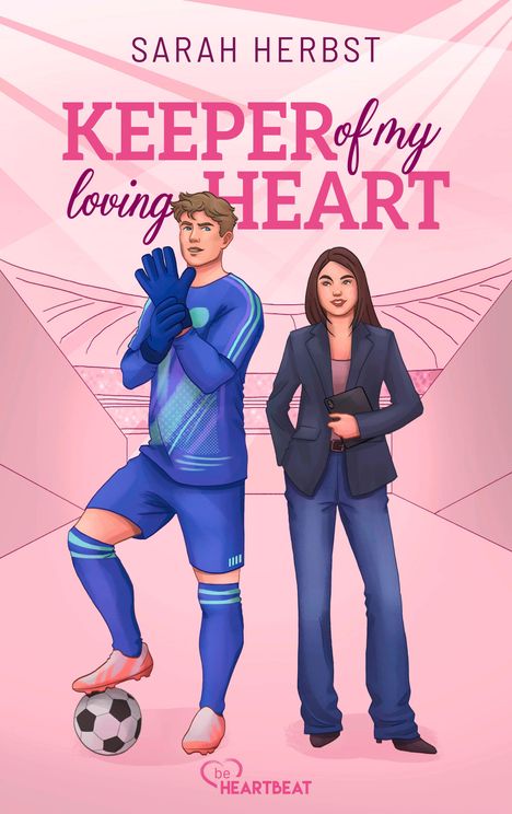 Text: "SARAH HERBST KEEPER of my loving HEART". Illustration: Ein Torwart mit Ball und eine Frau im Anzug im Stadion.