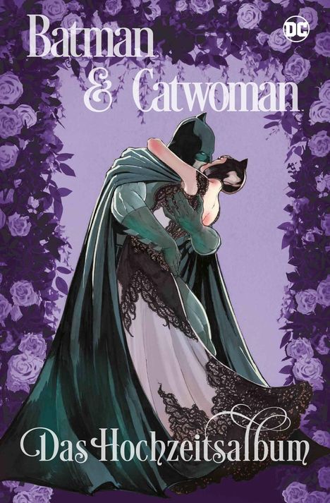 "Batman & Catwoman" und "Das Hochzeitsalbum" stehen vor lila Rosen. Batman und Catwoman umarmen sich.
