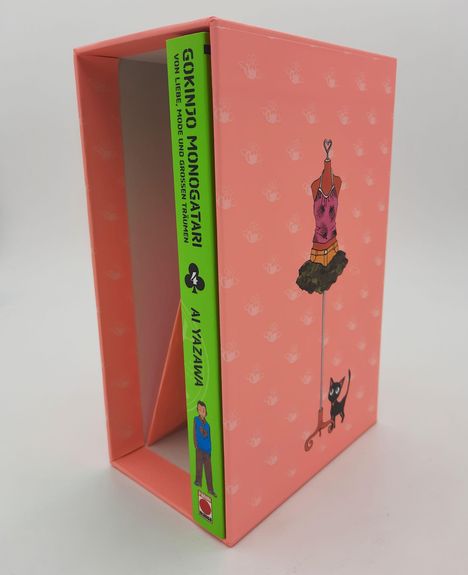 Auf grünem Buchrücken steht: "Gokinjo Monogatari: Von Liebe, Mode und großen Träumen", Ai Yazawa. Eine rosa Box zeigt ein Kleid und eine Katze.