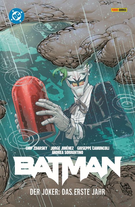 "Batman: Der Joker: Das erste Jahr." Ein grinsender Mann hält eine rote Kapsel im Regen, umgeben von Wasser.