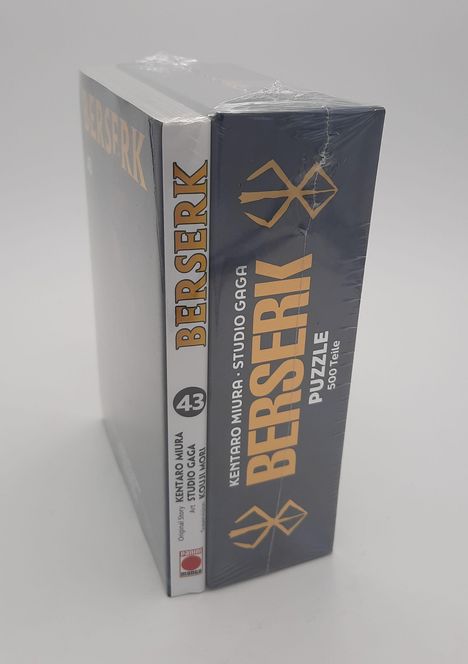 Text "BERSERK", "KENTARO MIURA - STUDIO GAGA", "43", "Puzzle", "500 Teile". Ein Buch und ein Puzzle-Set sind nebeneinander.