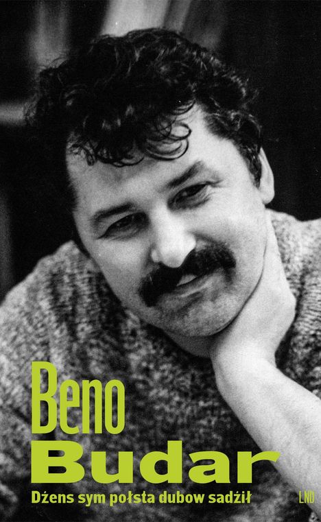 Text: "Beno Budar, Dźens sym pośta dubow sadźił." Porträt eines Mannes mit Locken und Schnurrbart, Kopf auf der Hand.