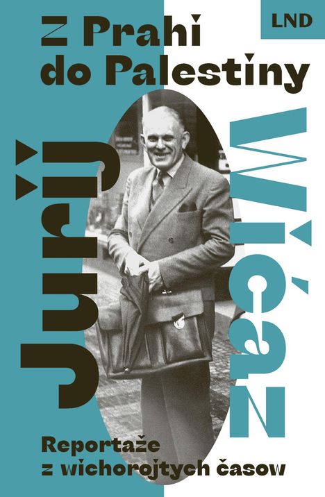 "Z Prahi do Palestiny", "Jurij Wićaz", "Reportaže z wichorojtych časow". Mann im Anzug mit Tasche, freundlich lächelnd.