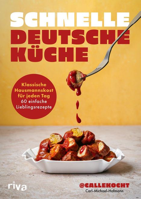 "SCHNELLE DEUTSCHE KÜCHE. Klassische Hausmannskost. Würfel Currywurst mit Sauce, hellgelber Hintergrund."