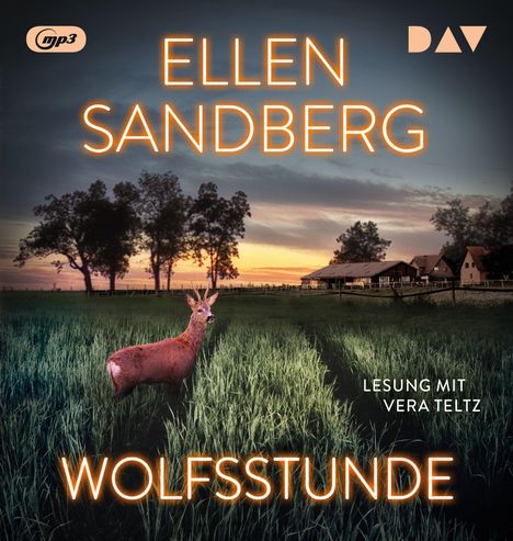 Oben steht "ELLEN SANDBERG", unten "WOLFSTUNDE". Ein Reh steht in einem Feld vor einem Abendhimmel mit Bäumen und Gebäuden.