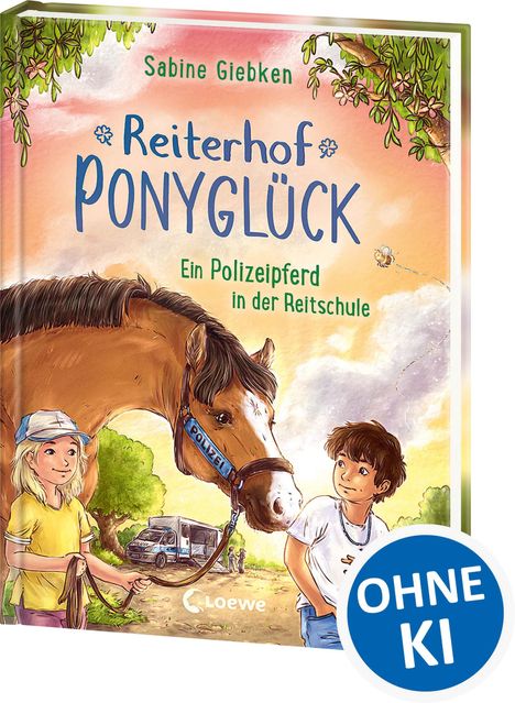 „Reiterhof Ponyglück“ und „OHNE KI“ in einem Kreis. Illustration: Kinder mit Polizeipferd im Grünen.