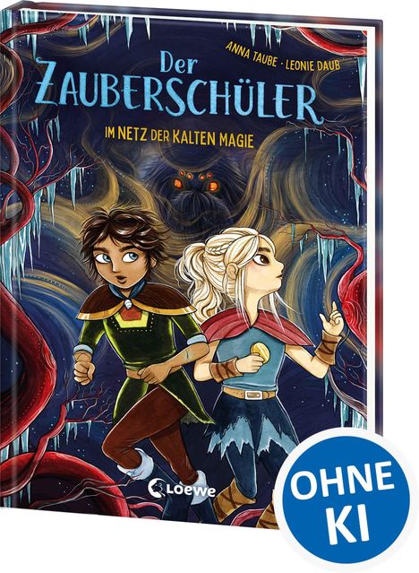 Buchtitel: „Der Zauberschüler - Im Netz der kalten Magie“. Zwei Figuren stehen vor einer bedrohlichen Kreatur im Wald.