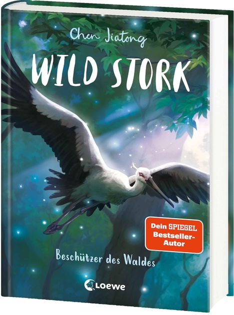 "Chen Jiatong. WILD STORK. Beschützer des Waldes." Ein Storch fliegt durch einen mystischen Wald.