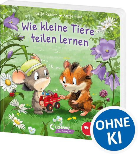 "Wie kleine Tiere teilen lernen". Zwei Tiere mit einem roten Spielzeugauto auf einer Wiese, umgeben von Blumen. "OHNE KI".