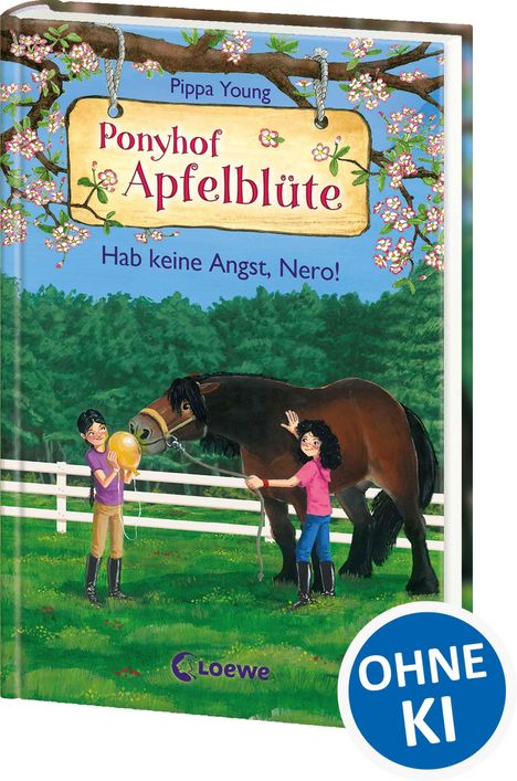 „Pippa Young, Ponyhof Apfelblüte, Hab keine Angst, Nero!“ Illustration von Kindern mit Pferd, Bäume im Hintergrund.