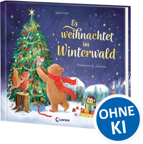 „Es weihnachtet im Winterwald“. Ein Bär und ein Eichhörnchen schmücken einen Weihnachtsbaum im Schnee.