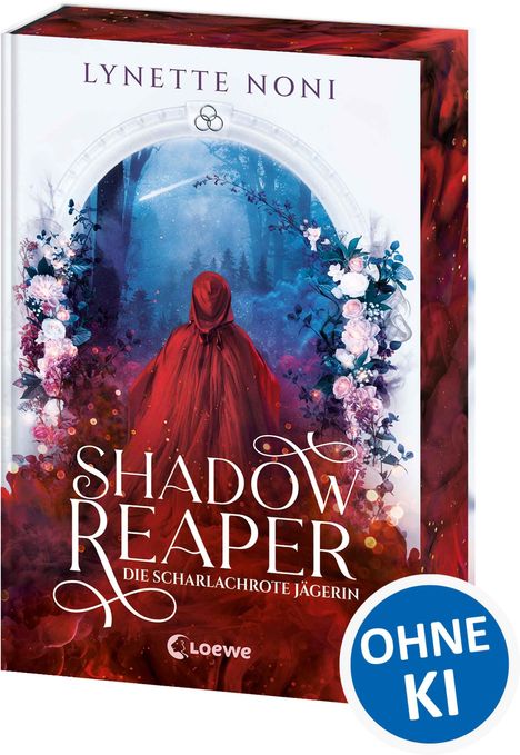 "Lynette Noni", "Shadow Reaper: Die scharlachrote Jägerin", "Ohne KI". Eine Figur in rotem Umhang vor mystischem Wald und Blumen.