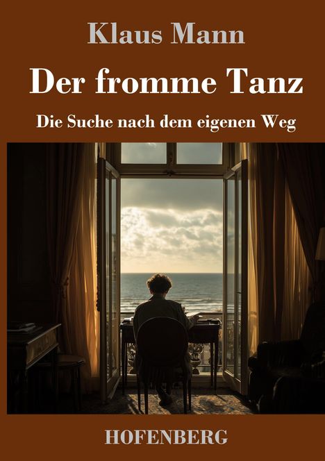 "Klaus Mann: Der fromme Tanz. Die Suche nach dem eigenen Weg. Eine Person sitzt am Schreibtisch vor offener Tür mit Meerblick."