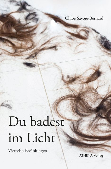 "Du badest im Licht. Vierzehn Erzählungen. Chloé Savoie-Bernard. ATHENA-Verlag." 
Verstreute Haare auf einem weißen Boden.