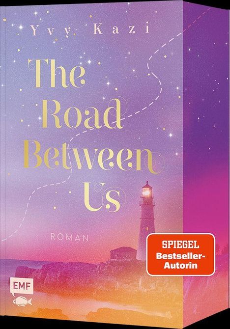 Text: "The Road Between Us", "Yvy Kazi", "Roman", "SPIEGEL Bestseller-Autorin", "EMF". Illustration: Leuchtturm bei Sonnenuntergang.