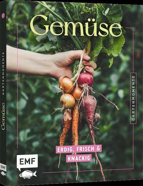 „Gemüse“: Eine Hand hält frisch geerntetes Gemüse, im Hintergrund grüne Blätter.