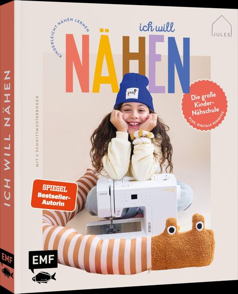 "Ich will nähen" ist groß geschrieben. Ein Kind mit blauer Mütze freut sich über einer Nähmaschine.