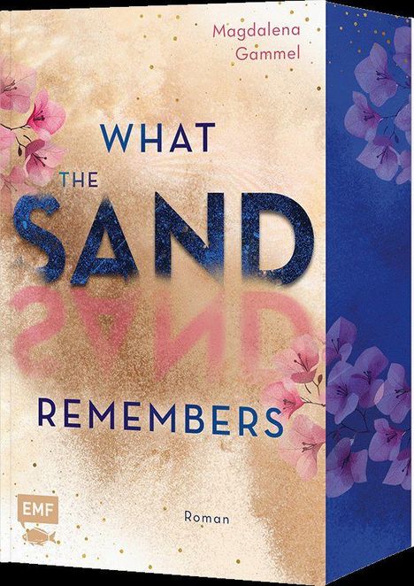 "What the Sand Remembers" von Magdalena Gämmel. Roman. Hintergrund in Sandtönen mit rosa und lila Blumen. Logo EMF.