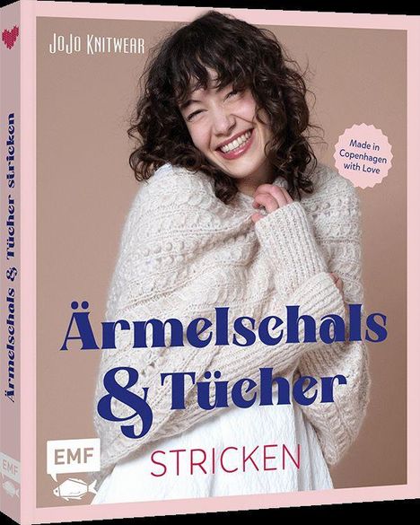 „Ärmelschals & Tücher Stricken“ von JoJo Knitwear. Lächelnde Person in weißem Strick, Aufkleber „Made in Copenhagen with Love“.