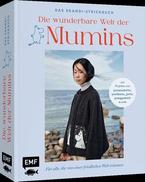 „Die wunderbare Welt der Mumins.“ Frau am Meer mit dunklem Haar im Mumin-Pullover, sanfte Farben.