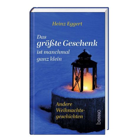 "Das größte Geschenk ist manchmal ganz klein" von Heinz Eggert. Laterne auf schneebedecktem Baumstumpf, erleuchtet.