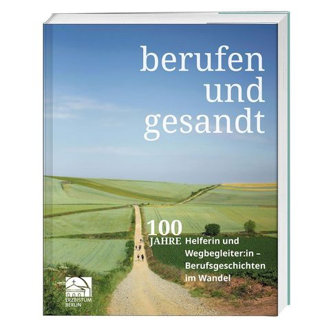 "Befufen und gesandt. 100 Jahre Helferin und Wegbegleiter:in – Berufsgeschichten im Wandel." Vor Landschaftsfoto. Logo unten.