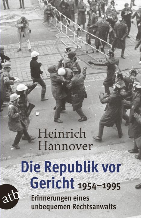 Heinrich Hannover, "Die Republik vor Gericht 1954–1995", Erinnerungen eines unbequemen Rechtsanwalts. Schwarzweiß-Szene von Protesten.
