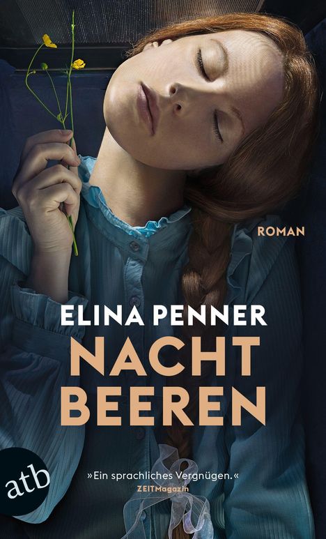 „ELINA PENNER, NACHTBEEREN, ROMAN.“ Eine Frau mit geflochtenem Haar hält gelbe Blume, trägt blaues Kleid, ruhige Pose.